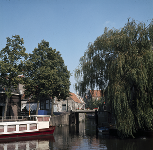 119966 Gezicht over de Hollandse IJssel te Oudewater op de Romeijnbrug over de Lange Linschoten; links de Noord-IJsselkade.